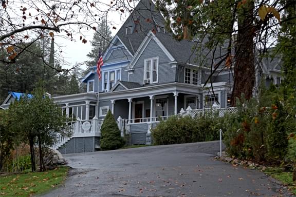 historic-mansion-haunted-outside